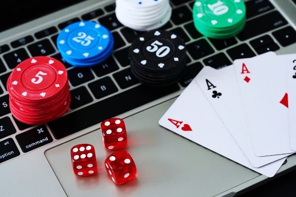 Filipino sports fan checking jilid bet markets on mobile phone